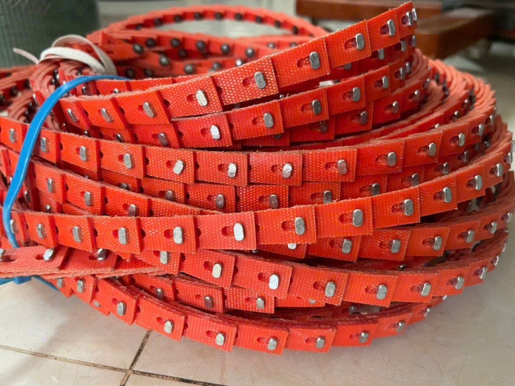 Dây đai PU gắn gai thép